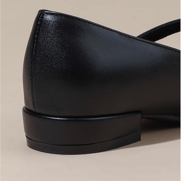 Simple black flat - Picture 3 of 6